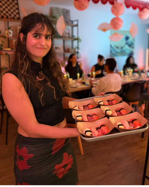 Fedruela compartiendo una bandeja de sushi, con el fondo desenfocado